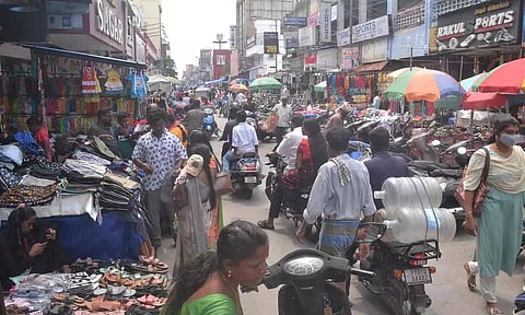 புதுவை சன்டே மார்க்கெட்டில் பொருட்கள் வாங்க குவிந்த மக்கள்.