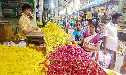 கடலூர் திருப்பாதிரிப்புலியூர் பூ மார்க்கெட்டில் பூக்களை வாங்கி செல்லும் பொதுமக்களை படத்தில் காணலாம்.