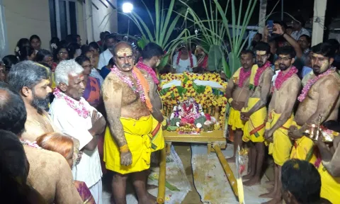 கோவை வெள்ளக்கிணர் அம்மன் கோவிலில் நவராத்திரி கொலு