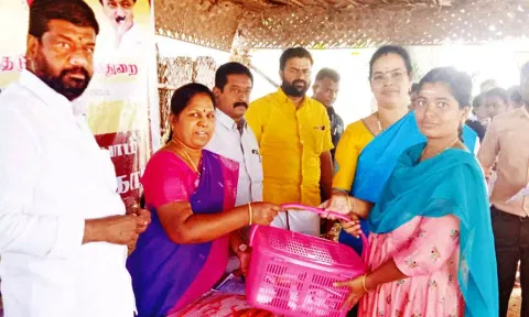 அமைச்சர் என்.கயல்விழி செல்வராஜ்  அவர்கள் கர்ப்பிணி பெண் ஒருவருக்கு ஊட்டசத்து பெட்டகம் வழங்கிய காட்சி.