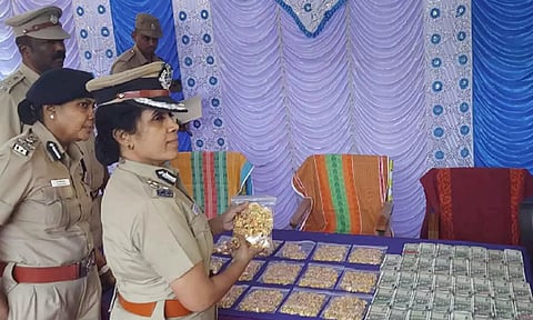 கொள்ளையர்களிடம் இருந்து பறிமுதல் செய்யப்பட்ட6 கிலோ தங்கம், ரூ.19.50 லட்சம்  பணத்தை காரிமங்கலம் போலீஸ் நிலையத்தில் வைத்து கோவை மேற்கு மண்டல ஐ.ஜி. பவானீஸ்வரி, சேலம் சரக டி.ஐ.ஜி. ராஜேஸ்வரி ஆகியோர் பார்வையிட்ட காட்சி. உடன் தருமபுரி மாவட்ட எஸ்.பி. ஸ்டீபன் ஜேசுபாதம் உள்ளார்.