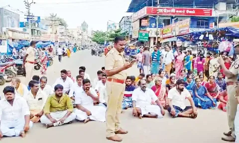 சாலை மறியலில் ஈடுபட்ட பொதுமக்கள்.
