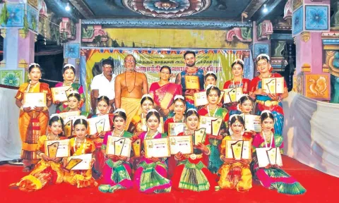 விழாவில் பரதநாட்டிய கலைஞர்களுக்கு கேடயம் வழங்கப்பட்டது.
