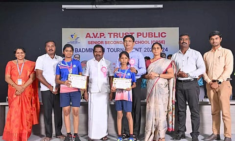 இறகுபந்து போட்டியில் வெற்றி பெற்றவர்களுக்கு பரிசுகள் வழங்கிய காட்சி