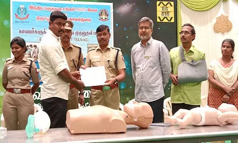 &nbsp; முதலுதவி சிகிச்சை குறித்து பயிற்சி பெற்ற போலீசாருக்கு எஸ்.பி.,சாமிநாதன் சான்றிதழ் வழங்கிய போது எடுத்த படம்.