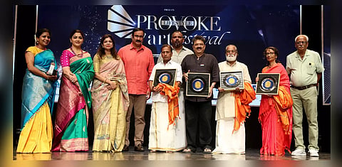 கலைத்துறையில் சாதனை படைத்த கலைஞர்களுக்கு வாழ்நாள் சாதனையாளர் விருது- அன்புமணி ராமதாஸ், குஷ்பு வழங்கினர்