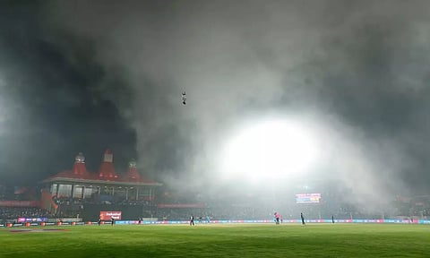 இந்தியா- நியூசிலாந்து போட்டி: மைதானத்தை சூழந்த பனியால் ஆட்டம் நிறுத்தி வைப்பு