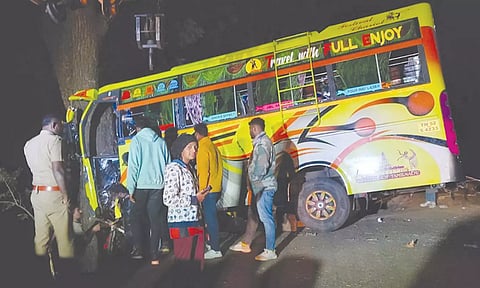 மலைப்பாதையில் ரோட்டை விட்டு விலகி ஓடிய பஸ், மரத்தின் மீது மோதி நின்ற காட்சி.