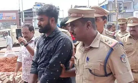 போலீசார் ரஷீத்தை அழைத்துச் சென்ற காட்சி.