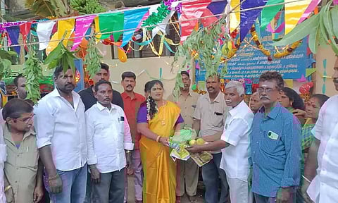 ஆட்டோ டிரைவர்களுக்கு நலத்திட்ட உதவிகளை அ.ம.மு.க. வடக்கு மாநில இணைச்செயலாளர் லாவண்யா வழங்கிய காட்சி.