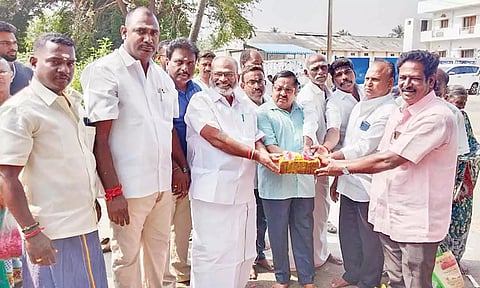 கழிவுநீர் வாய்க்கால் அமைக்கும் பணியை&nbsp; பாஸ்கர் எம்.எல்.ஏ. தொடங்கி வைத்த காட்சி.