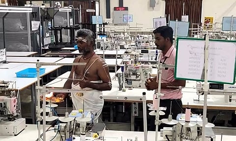 பனியன் நிறுவனத்தில் ஆயுத பூஜை வழிபாடு நடைபெற்ற காட்சி.