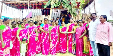 உத்திரகோசமங்கை அருகே லாந்தை எல்.கருங்குளம் கிராமத்தில் திருமண நிகழ்விற்கு ரூ.2 லட்சம் அன்பளிப்பு வழங்கிய மகளிர் குழுவினருடன் லாந்தை ஊராட்சி மன்றத் தலைவர் கவிதா ராமகிருஷ்ணன் உள்ளார்.