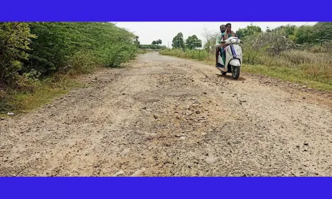 குண்டும் குழியுமாக காட்சியளிக்கும் தேளி-மானாமதுரை இடையேயான சாலை.
