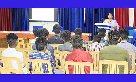 காளீஸ்வரி கல்லூரியில் சட்ட விழிப்புணர்வு கருத்தரங்கு