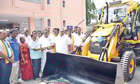 அரியாங்குப்பம் கொம்யூன் பஞ்சாயத்துக்கு புதிய பொக்லைன் எந்திரத்தை சபாநாயகர் ஏம்பலம் செல்வம் முன்னிலையில் செல்வகணபதி எம்.பி. வழங்கிய காட்சி.