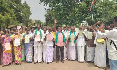 கிராம மக்கள் ஆர்ப்பாட்டத்தில் ஈடுபட்ட காட்சி.