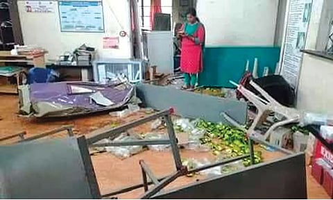 ஓவேலி பகுதியில் அரசு ஆஸ்பத்திரியை சூறையாடி யானைகள் அட்டகாசம்