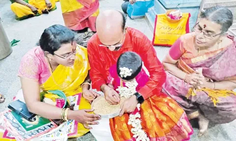 பெற்றோர்கள் தங்கள் குழந்தைகளை ‘அ’ எழுத்தை நெல்மணியில் எழுத வைத்து வித்யாரம்பம் செய்தனர்.