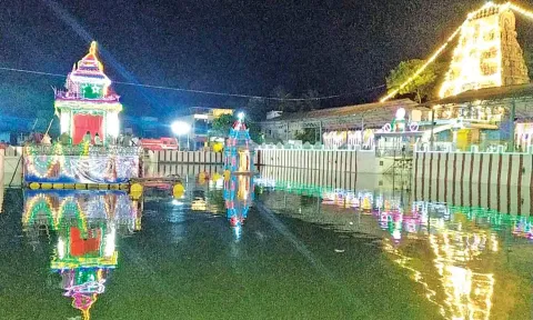 மின்னொளியில் ஜொலிக்கும் தெப்பக்குளம்.