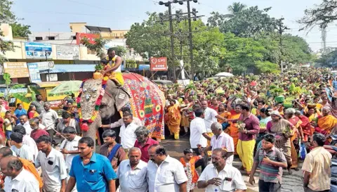 யானை மீது புனிதநீர் கலசம் கோட்டை மாரியம்மன் கோவிலுக்கு பக்தர்கள் புடைசூழ ஊர்வலமாக வந்த காட்சி.