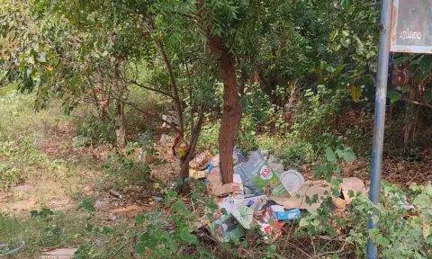 புதர்களும், குப்பைகளும் நிறைந்து காணப்படும் அன்னபூரணி பூங்காவை படத்தில் காணலாம்.