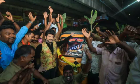 ஆட்டோ ஓட்டுனர்களுடன் ஆயுத பூஜை கொண்டாடிய லெஜண்ட் சரவணன்