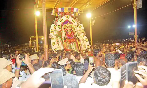 அம்மன் சிம்ம வாகனத்தில் வந்த காட்சி