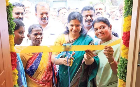 மானங்காத்தான் கிராமத்தில் புதிய தொகுப்பு வீடுகளை கனிமொழி எம்.பி. திறந்து வைத்தபோது எடுத்தபடம். அருகில் அமைச்சர் கீதாஜீவன், கலெக்டர் லட்சுமிபதி ஆகியோர் உள்ளனர்.