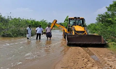 அரசூர் மலட்டாற்றில் தூர்வாரும் பணி நடைபெற்றது.