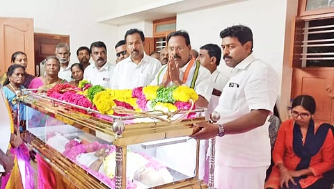 முன்னாள் எம்.எல்.ஏ. வேல்துரை உடலுக்கு ரூபி மனோகரன் எம்.எல்.ஏ. அஞ்சலி செலுத்திய காட்சி. அருகில் ராஜேஷ்குமார் எம்.எல்.ஏ., வி.பி.துரை மற்றும் நிர்வாகிகள் உள்ளனர்.&nbsp;