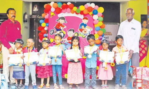 போட்டியில் வெற்றிபெற்ற குழந்தைகளுக்கு சான்றிதழ் வழங்கப்பட்டது.
