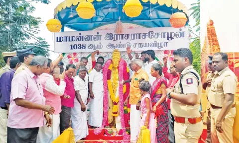 மாமன்னன் ராஜராஜசோழன் சிலைக்கு மாலை அணிவிக்கப்பட்டது.