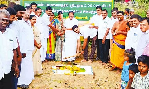 வளர்ச்சி திட்டப்பணிகளை கே.என்.விஜயகுமார் எம்.எல்.ஏ. தொடங்கி வைத்த காட்சி.