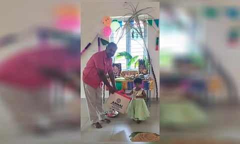 அன்னை பள்ளியில் வித்யாரம்பம் நிகழ்ச்சி நடைபெற்ற காட்சி.