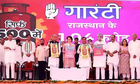 மீண்டும் ஆட்சிக்கு வந்தால் குடும்பத் தலைவிகளுக்கு ஆண்டுக்கு ரூ.10 ஆயிரம்: காங்கிரஸ் வாக்குறுதி