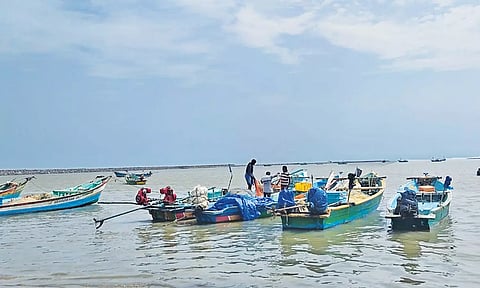 வேதாரண்யம் பகுதியில் படகில் மீனவர்கள் கடலுக்கு மீன் பிடிக்க சென்றனர்.