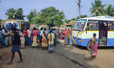 ஜெயங்கொண்டம் அருகே குடிநீர் கேட்டு காலி குடங்களுடன் பெண்கள் சாலை மறியல்