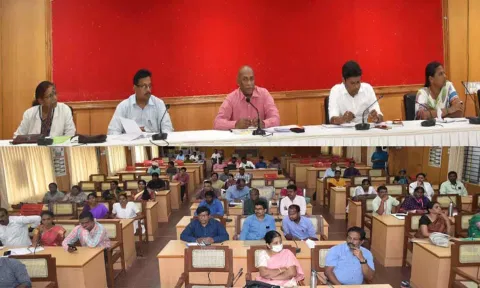 விழுப்புரம் மாவட்ட கலெக்டர் அலுவலக கூட்டரங்கில் மாவட்ட கலெக்டர் பழனி தலைமையில் சுகாதாரத் துறை சார்பில் திறனாய்வுக் கூட்டம் நடைபெற்றது.