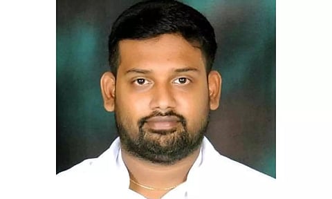 வழக்கறிஞர் தினேஷ், 