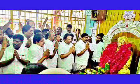 தங்க கவசம் அணிவிக்கப்பட்ட தேவர் சிலைக்கு முன்னாள் அமைச்சர்கள் திண்டுக்கல் சீனிவாசன், ஆர்.பி.உதயகுமார், மணிகண்டன் மரியாதை செலுத்தினர்.