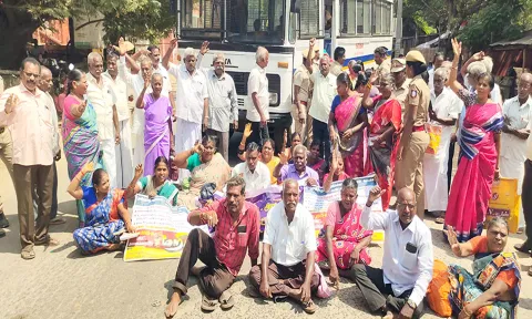 சத்துணவு ஊழியர்கள் சாலை மறியலில் ஈடுபட்ட காட்சி.