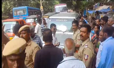 கடலூர் மாநகராட்சி செயற்பொறியாளர் கலைவாணி வாகனத்தை முற்றுகையிட்ட வியாபாரிகள்.