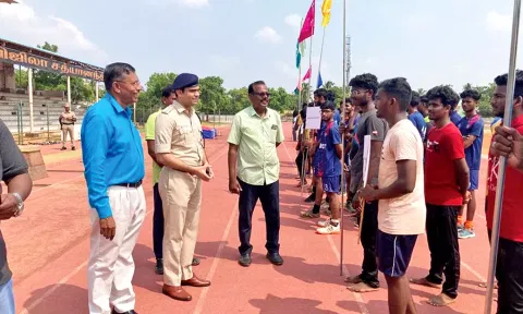 பாளை அண்ணா விளையாட்டு அரங்கில் மாவட்ட அளவிலான ஆக்கி போட்டி-துணை போலீஸ் கமிஷனர் தொடங்கி வைத்தார்