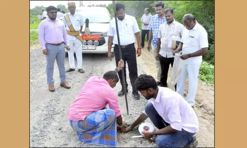 பாறைப்பட்டி பகுதியில் கிராம சாலை அமைக்கும் பணிகளை கலெக்டர் ஜெயசீலன் ஆய்வு செய்தார்.
