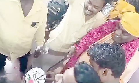 பட்டா கத்தியால் கேக் வெட்டி பிறந்தநாள் கொண்டாடிய இந்து எழுச்சி பேரவை மாநகர மாவட்ட தலைவர் சாய்ரகு.