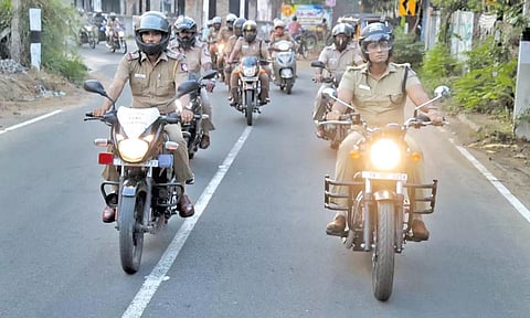 மாவட்ட போலீஸ் சூப்பிரண்டு ஹர்ஷ் சிங் தலைமையில் விழிப்புணர்வு பேரணி நடை பெற்றது.