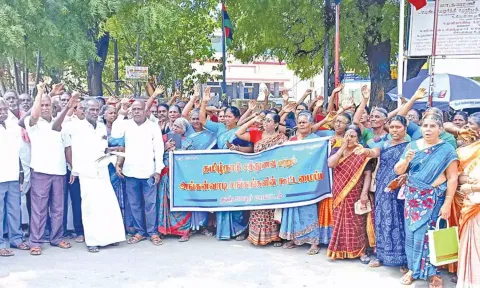 சத்துணவு, அங்கன்வாடி சங்கங்களின் கூட்டமைப்பு சார்பில் ஆர்ப்பாட்டம் நடந்தது.