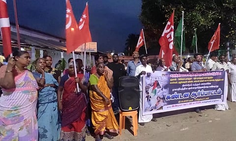 இந்தியா கூட்டணி கட்சி சார்பில் கண்டன ஆர்ப்பாட்டம் நடைபெற்ற காட்சி,&nbsp;