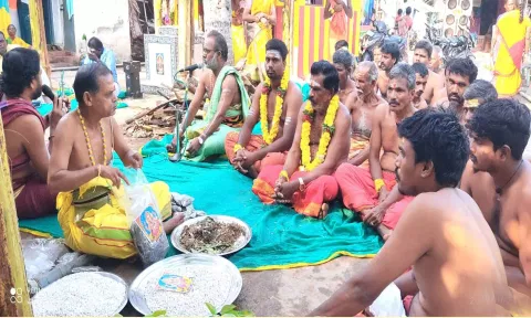 கும்பாபிஷேக விழாவில் கலந்து கொண்டவர்கள்.